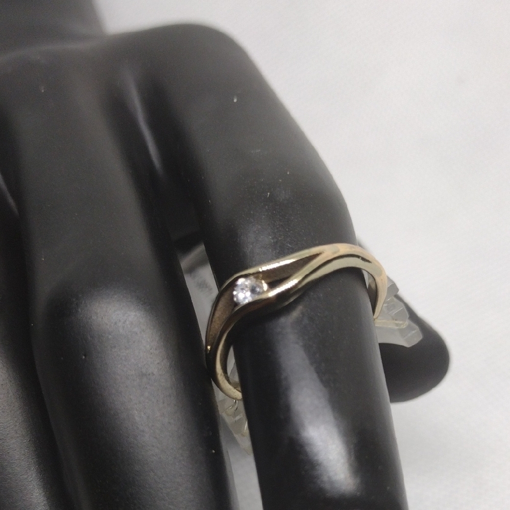 ✨ Elegant Gold-Tone Ring with Glass Center Stone | Size L | Timeless Statement - Picture 3 of 3